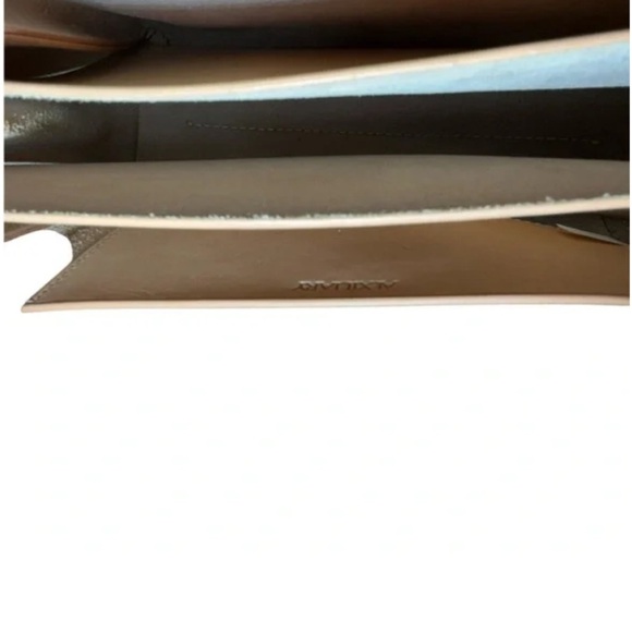 Auxiliary Tan Crossbody Bag with Elegant Flap Closure - Picture 2 of 4